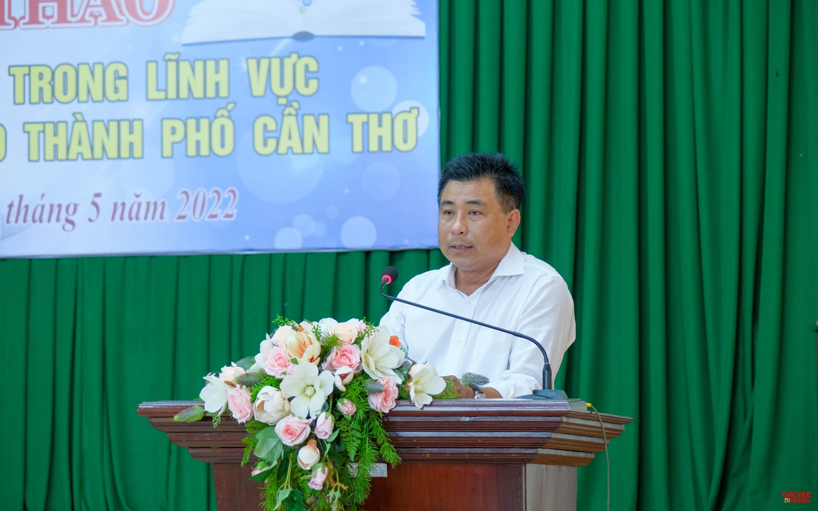 Ông Trương Thế Bảo, Phó Trưởng phòng GD&ĐT quận Ninh Kiều báo cáo kết quả chuyển đổi số tại địa phương.